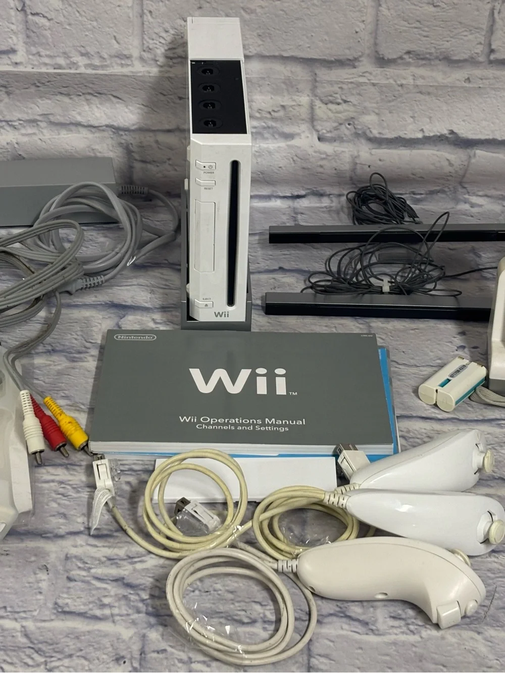 Nintendo Wii Bundle (RVL-001) White 2 Controllers & 3 Nunchucks & 2 Sensors Read